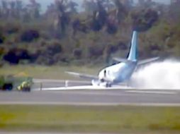 La tarde del jueves un avión aterrizó de emergencia en el Aeropuerto Internacional de Puerto Vallarta. ESPECIAL  /