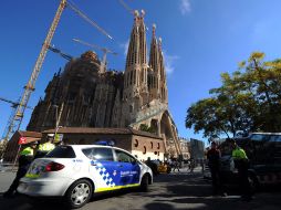 Policías junto al templo de La Sagrada Familia, en Barcelona, previo a la visita del Papa. AFP  /