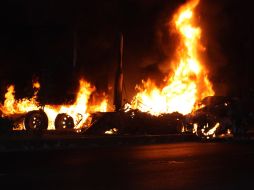 Vehículos resultaron incendiados en los ataques de este viernes. EL UNIVERSAL  /