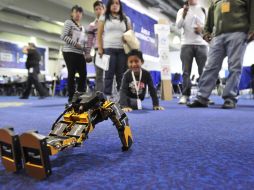 Varias personas observan a un robot en el marco de la Expo Robótica 2010. EFE  /