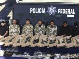 Policías federales presentan a los sicarios, presuntos culpables de ejecutar al abogado Mario González, en Chihuahua. REUTERS  /