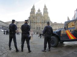 Agentes de la Policía Nacional vigilan la Plaza del Obradoiro, lugar que visitará el Papa Benedicto XVI, en Santiago de Compostela. EFE  /