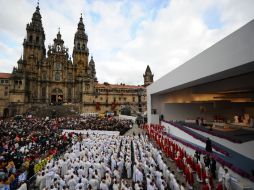 En compañía de más de seis mil fieles y unos 200 religiosos, el Papa oficia su primera misa en Santiago. AFP  /