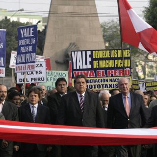 Peruanos marchan para que devuelvan piezas del Machu Picchu