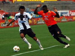 Ricardo Jiménez, del Atlas y Jackson Martinez (R), de Jaguares, disputan el balón. MEXSPORT  /