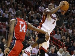 Dwyane Wade (der) anotó 29 puntos y tuvo 10 rebotes. REUTERS  /
