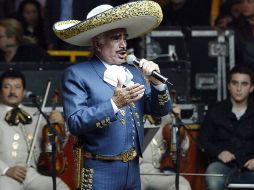 Vicente Fernández entregó al público un prolongado espectáculo lleno de tradición. E. BARRERA  /