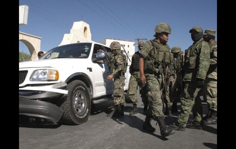 Aspecto de una de las mantas que dejaron ‘‘Los Zetas’’ en las cuales se burlaban de la muerte del ‘‘Tony Tormenta’’. AFP  /