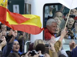 El papa saluda a los miles de fieles que lo recibieron en Santiago de Compostela, España. AFP  /