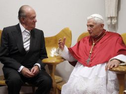 El Rey de España, Juan Carlos, conversa con el Papa Benedicto XVI. EFE  /