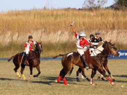 Joel Acosta (frente) recupera una pelota para el equipo Continental Airlines. A. HINOJOSA  /