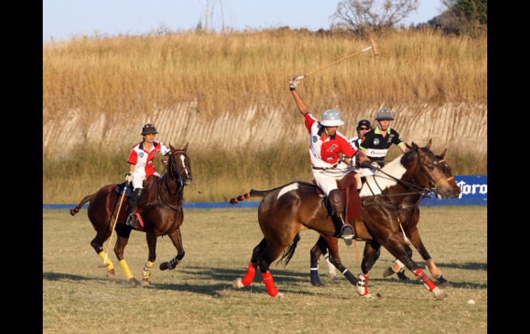 Joel Acosta (frente) recupera una pelota para el equipo Continental Airlines. A. HINOJOSA  /