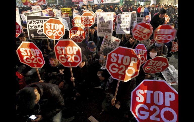 Aspecto de los manifestantes contra el G-20 y la globalización. EFE  /