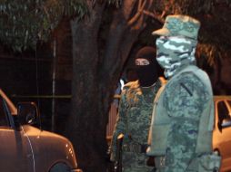 Los militares cercaron las calles de las colonias del choque para localizar a los agresores. ARCHIVO  /