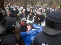 La policía antidisturbios se enfrenta a varios miles de manifestantes cerca de Dannenberg. EFE  /