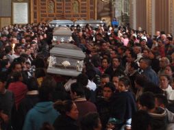 Personas se congregan en la Catedral de Morelia para despedir a los 18 michoacano. EL UNIVERSAL  /