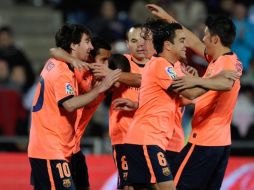 Los jugadores del Barcelona se reunen para festejar la victoria ante el Getafe. AFP  /