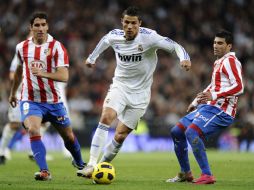 Cristiano Ronaldo (c) no pudo anotar ante los colchoneros del Atlético de Madrid. AFP  /