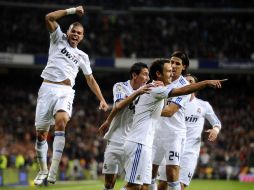 Ricardo Carvalho celebra con su compañeros el gol anorado frente al Atlético de Madrid. REUTERS  /