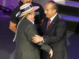 Felipe Calderón felicita a Raúl Hernández, ganador del primer lugar de Iniciativa México. EL UNIVERSAL  /