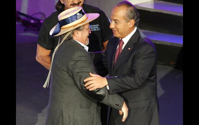 Felipe Calderón felicita a Raúl Hernández, ganador del primer lugar de Iniciativa México. EL UNIVERSAL  /