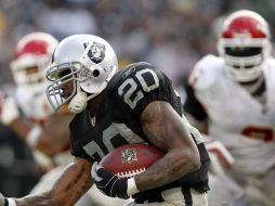El corredor Darren McFadden, en el juego de hoy frente a los Jefes de Kansas City. REUTERS  /