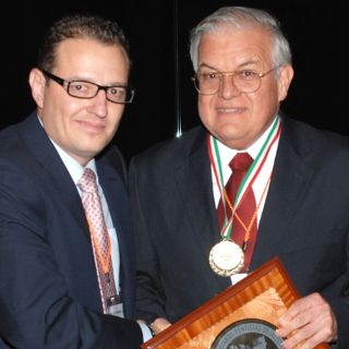 Dentista mexicano recibe reconocimiento internacional