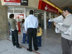 La Condusef aclara que una tarjeta bancaria no aumenta el poder adquisitivo de las personas. ARCHIVO  /