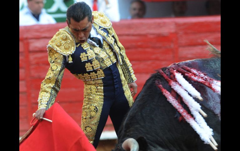 El torero mexicano Eulalio Lopéz Zotoluco lidia su primer toro de la tarde, Guadalupano, de 485 kg. EFE  /