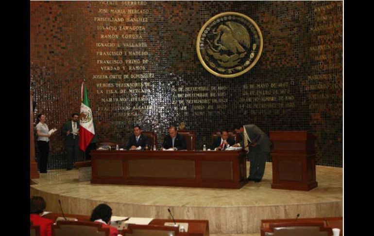 En México existen 26 millones 500 mil deudores de la banca, en su mayoría tarjetahabientes, de todos los bancos. ARCHIVO  /