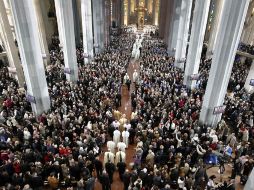 Durante la consagración de la Sagrada Familia en Barcelona, el  Papa defendió con fuerza a las familias tradicionales. EFE  /