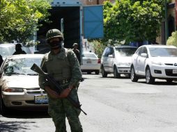 Un militar resguarda zona donde hubo un decomiso de droga. ARCHIVO  /