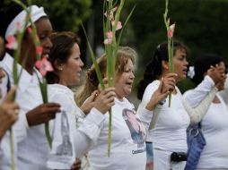 Miembros de las Damas de Blanco marchan para pedirle al Gobierno de Cuba la liberación de los 52 presos políticos. AFP  /