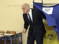 Georges Papandreu, primer ministro griego, sale tras preparar su voto para las elecciones municipales y regionales en Grecia. EFE  /