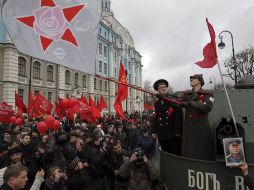 Con marchas, cientos de comunistas celebraron otro aniversario de la Revolución de 1917. EFE  /