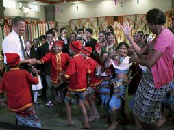El presidente Barack Obama y su esposa Michelle rompieron el protocolo y bailaron con niños una danza tradicional hindú. EFE  /