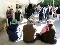 Actualmente la alta demanda obliga a los pacientes a esperar durante horas en largas filas para ser atendidos. M. FREYRÍA  /