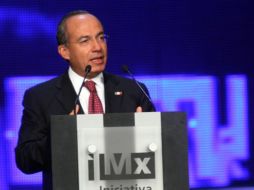El Presidente de México Felipe Calderón pide a la Selección Femenil continuar con la misma pasión. NOTIMEX  /