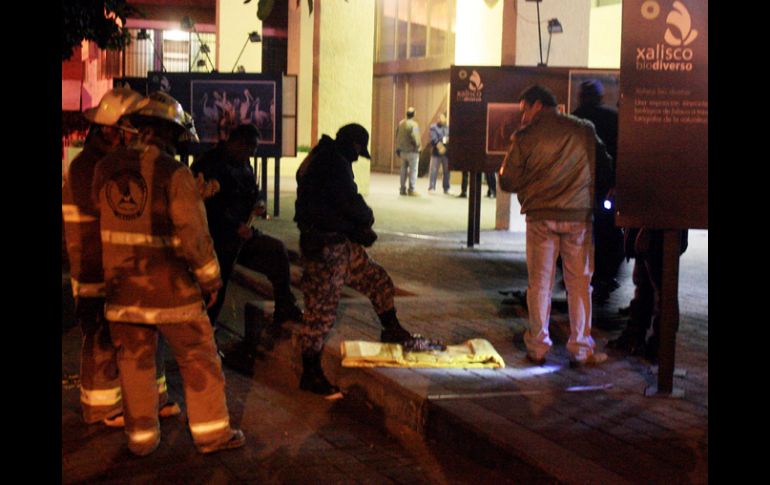 Cuerpos de emergencia y seguridad acudieron a las instalaciones de la Seder tras el atentado. A. HINOJOSA  /