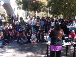 Los alumnos del CULagos escucharon dos conferencias a las afueras de Casa Jalisco. R. ZAPATA  /