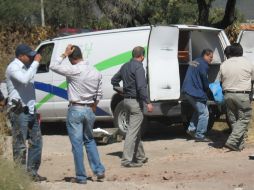 Camilleros del Semefo trasladaron a las víctimas a la morgue, donde serán reclamados por sus familiares. O. RUVALCABA  /