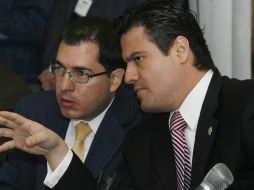 Aristóteles Sandoval (der) charla con Miguel Alfaro durante la renión en el Club de Industriales. M. FREYRÍA  /