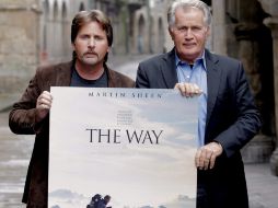 Emilio Estévez y Martin Sheen comenzaron el rodaje de The Way, cinta de la que ya presumen el cartel. EFE  /