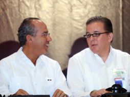 El Presidente Felipe Calderón (izquierda), y Alejandro Aguirre, titular de la Sociedad Interamericana de Prensa (SIP). EL UNIVERSAL  /