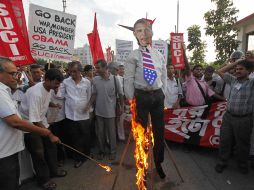 Activistas queman una imagen de Barack Obama durante una manifestación en Kolkata, India. REUTERS  /