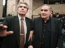 Emilio Eduardo Massera (derecha), al dejar la Corte en Buenos Aires, en junio de 2000. AFP  /