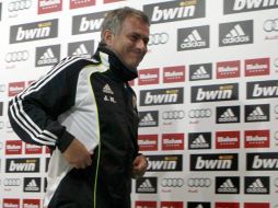 El técnico del Real Madrid, José Mourinho retirándose de la rueda de prensa. EFE  /
