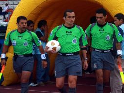 Jaime Herrera entre sus dos asistentes en la Jornada 16 del torneo Apertura 2010. MEXSPORT  /