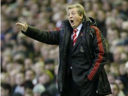 El técnico del Liverpool Roy Hodgson espera que Pepe Reina se quede por más tiempo en el equipo. AP  /