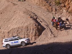 Rescatistas cargan el cuerpo de uno de los mineros que falleció en la explosión. AFP  /